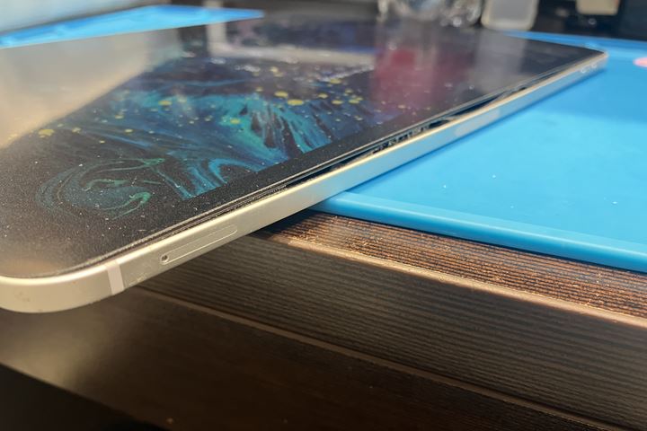 画面が浮いたiPadPro11インチ 第1世代の修理依頼！膨張した電池交換をご紹介！の写真 1