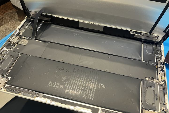 画面が浮いたiPadPro11インチ 第1世代の修理依頼!膨張した電池交換をご紹介!の写真 2
