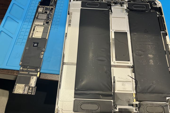 画面が浮いたiPadPro11インチ 第1世代の修理依頼!膨張した電池交換をご紹介!の写真 3
