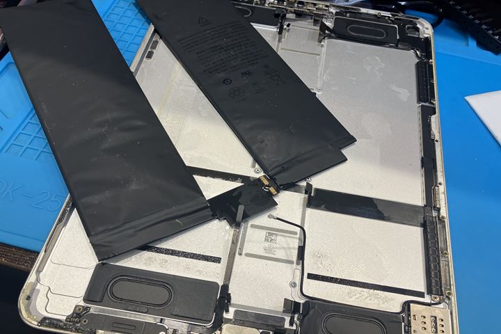 画面が浮いたiPadPro11インチ 第1世代の修理依頼!膨張した電池交換をご紹介!の写真 4