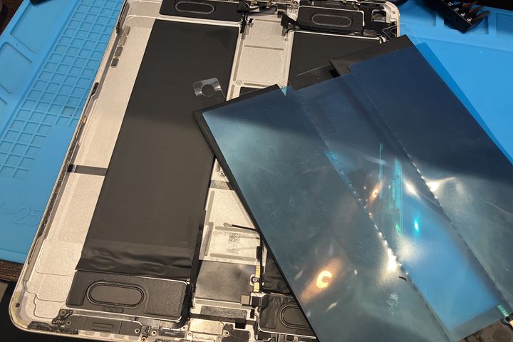 画面が浮いたiPadPro11インチ 第1世代の修理依頼!膨張した電池交換をご紹介!の写真 5